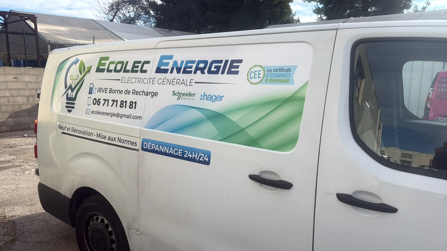 Bornes de recharge IRVE - réalisation ECOLEC ÉNERGIE